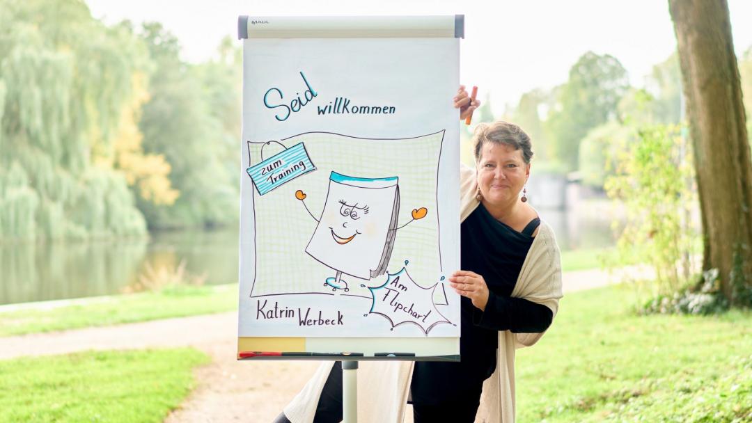 Katrin Werbeck mit Flipchart im Park